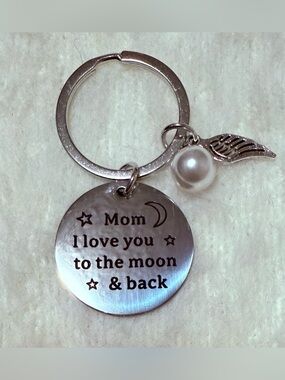 Mother's Gift Keychain with "Mom I love You To The Moon & Back
